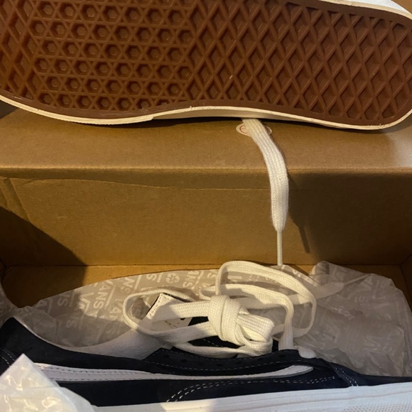 Vans - Picture 3 of 5